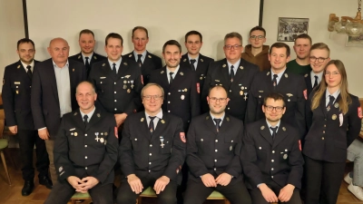 Verleihung der Leistungsabzeichen. Darüber freuten sich stehend von links nach rechts: Kreisbrandinspektor Michael Iberer, Zweiter Bürgermeister Georg Götz, Matthias Siegler, Robert Graf, Florian Siegler, Peter Ebensberger, Manuel Heindl, Markus Rauscher, Benedikt Wismet, Karl Graf, Simon Härtl, Jakob Wismet und Nadine Winklmann. Vorne sitzend von links nach rechts: Christian Winklmann, 1. Kommandant Reinhard Bauer, Markus Kilp und Daniel Weiß. (Bild: Markus Rauscher)