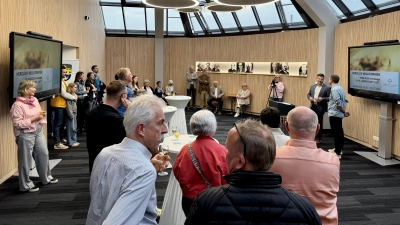 Vernissage zur Eröffnung der Fotoausstellung mit geladenen Gästen im Rathaus Schwarzenfeld. (Bild: Tobias Reitmeier)
