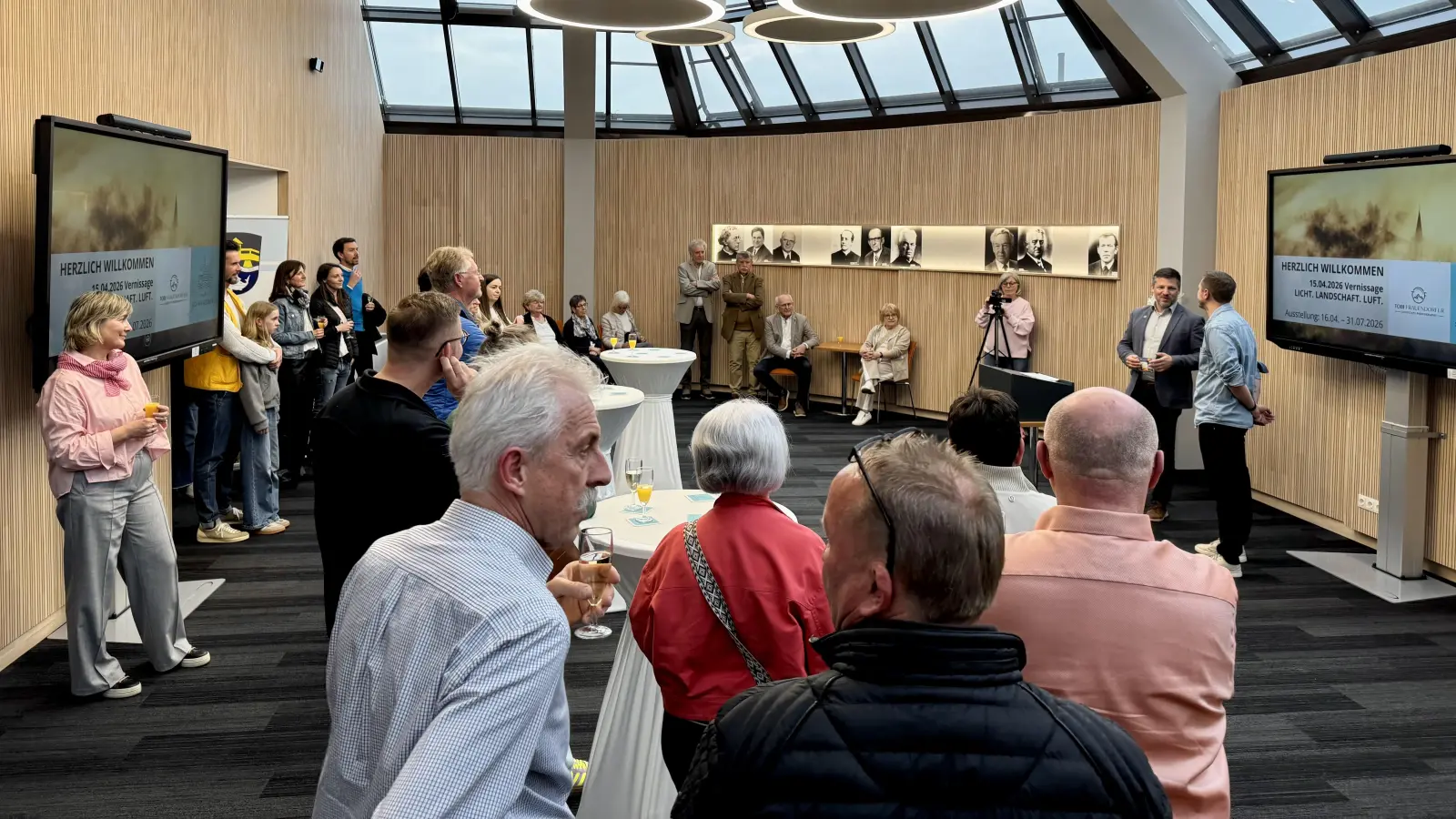 Vernissage zur Eröffnung der Fotoausstellung mit geladenen Gästen im Rathaus Schwarzenfeld. (Bild: Tobias Reitmeier)