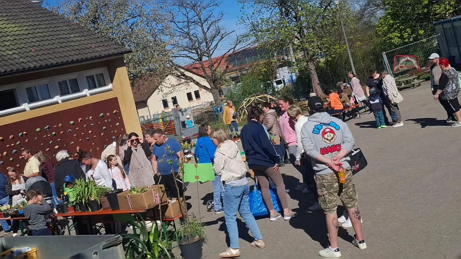Pflanzenmarkt der Kita St. Martin Schlicht. Die Besucher begutachten das Angebot. (Bild: Monika Ertl)
