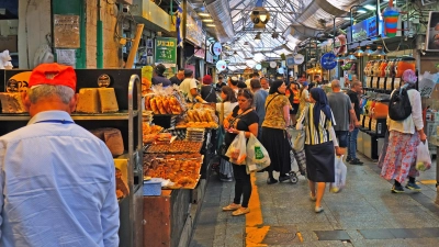 Spaß machte der Spaziergang durch eine Markthalle in Jerusalem. Von Gewürzen bis zu Backwaren war alles zu finden, was das Herz begehrt. (Bild: Johannes Sailer)