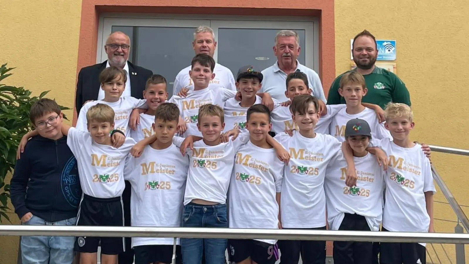 Bild: v. l. 1. Bürgermeister Anton Peter, Trainer Jürgen Schinhammer, Vorstandsmitglied Georg Paulus, Jugendleiter Martin Neiswirth (Bild: Evelyn Schinhammer )