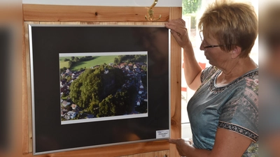 Freie Fotografen- Vorstandsmitglied Margareta Czichon mit einem Parkstein- Bild von Christine Meiler. (Bild: Bernhard Czichon)