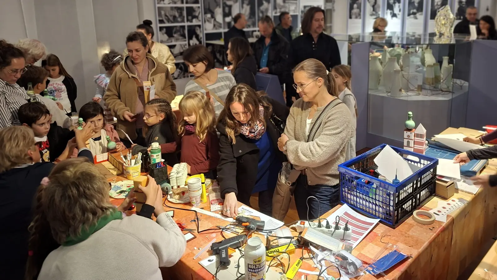 Impression von der Kirchturm-Bastelaktion in den Räumen der Fachabteilung Porzellan (Bild: Birgit Plößner)