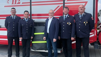 von links nach rechts: 1.Vorstand Christoph Hirzinger, 1. Kommandant Thomas Appel, Bürgermeister Erwin Geitner (CSU), 2.Komandant Josef Piller jun., 2. Vorstand Anton Meier. (Bild: Christoph Hirzinger)