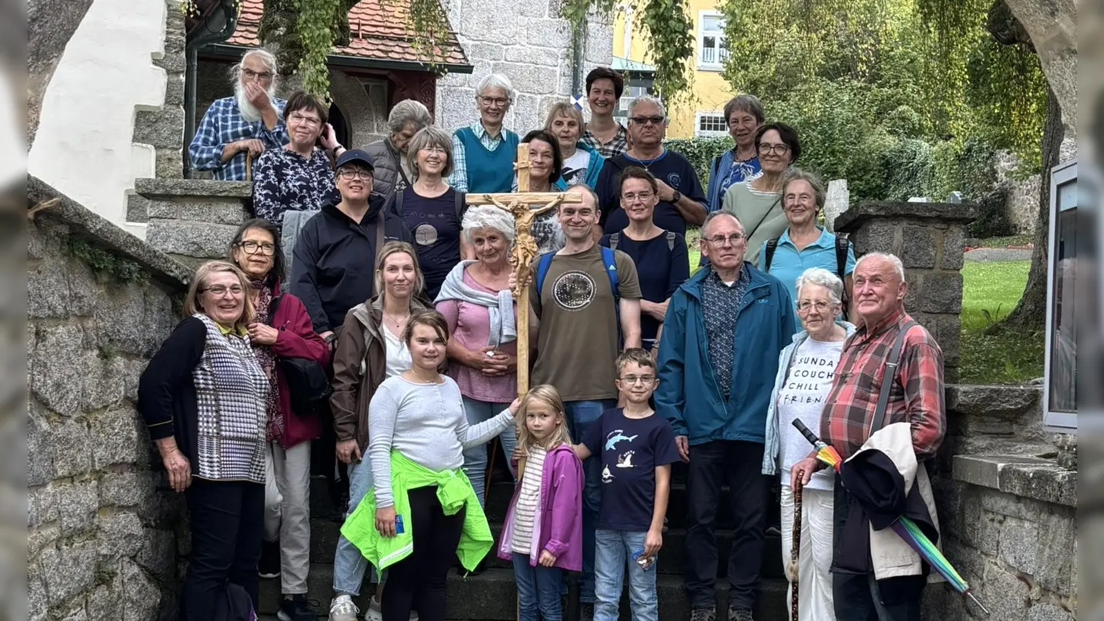 Die Pilgergruppe der Pfarreiengemeinschaft auf ökumenischen Wegen in Wilchenreuth (Bild: Linda Schmauß)