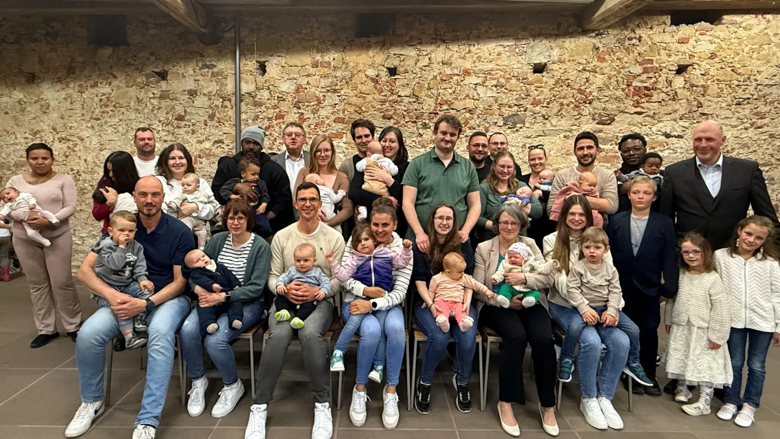 Ein letztes Mal hat 1. Bürgermeister Hans-Martin Schertl die neuen Erdenbürger der Stadt im Zehentkasten der Burg Dagestein empfangen. (Bild: Stefanie Gradl)