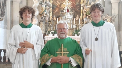 Auf dem Bild sind von links nach rechts Finn Drechlser, Pfarrer Arnold Pirner und Elias Drechlser zu sehen. (Bild: Rita Gleißner)