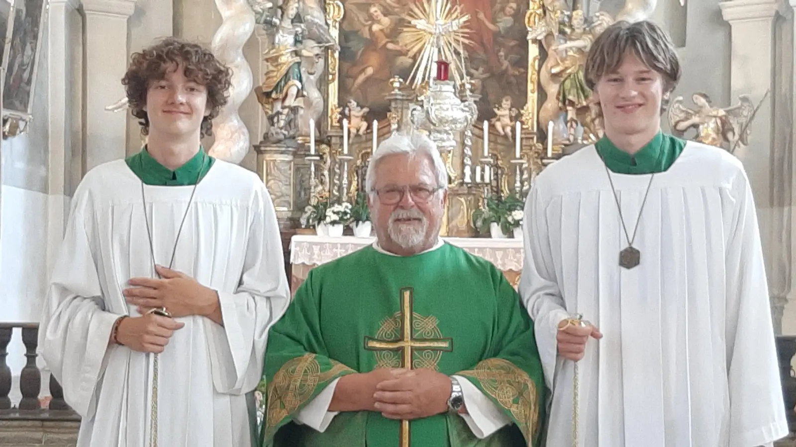 Auf dem Bild sind von links nach rechts Finn Drechlser, Pfarrer Arnold Pirner und Elias Drechlser zu sehen. (Bild: Rita Gleißner)
