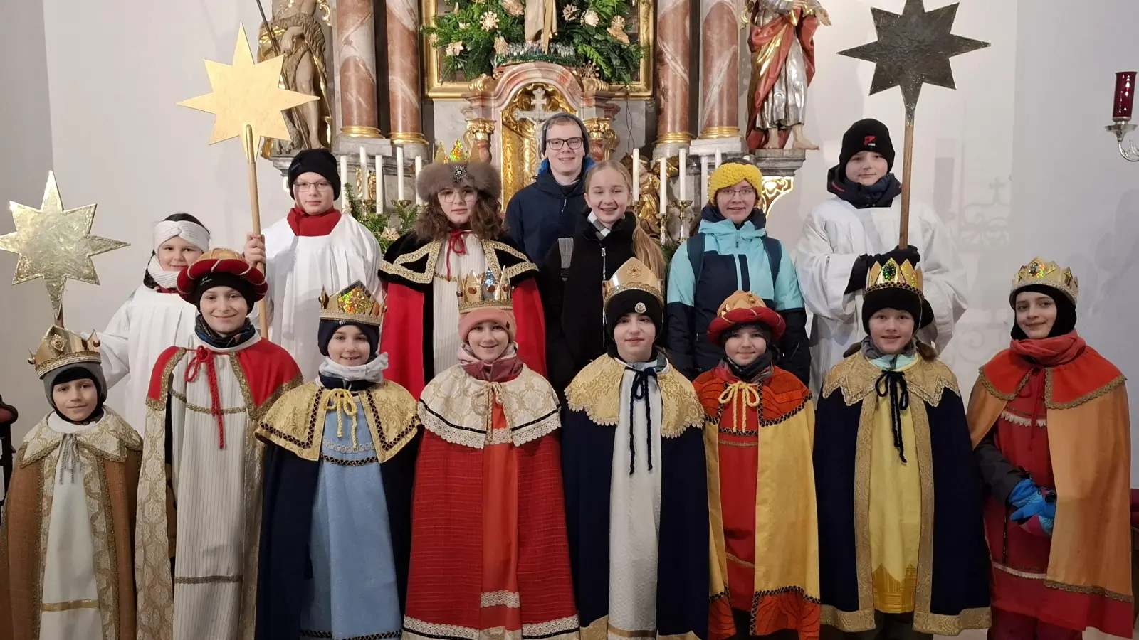 Die 15 Wurzer Ministranten bei der diesjährigen Sternsingeraktion in der Pfarrkirche St. Matthäus in Wurz. (Bild: Irmgard Forster)