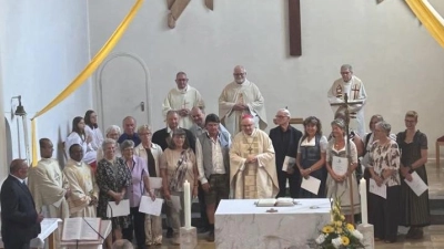 Ehrung langjähriger Sängerinnen, Sängern und Kirchenmusikern durch H.H.Bischof Dr. Voderholzer. (Bild: Helene Geim)