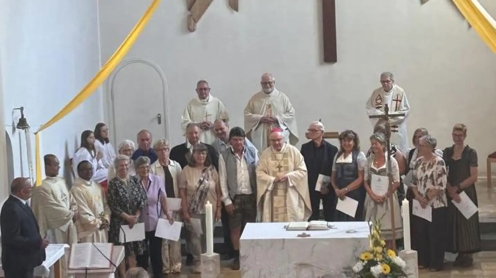 Ehrung langjähriger Sängerinnen, Sängern und Kirchenmusikern durch H.H.Bischof Dr. Voderholzer. (Bild: Helene Geim)
