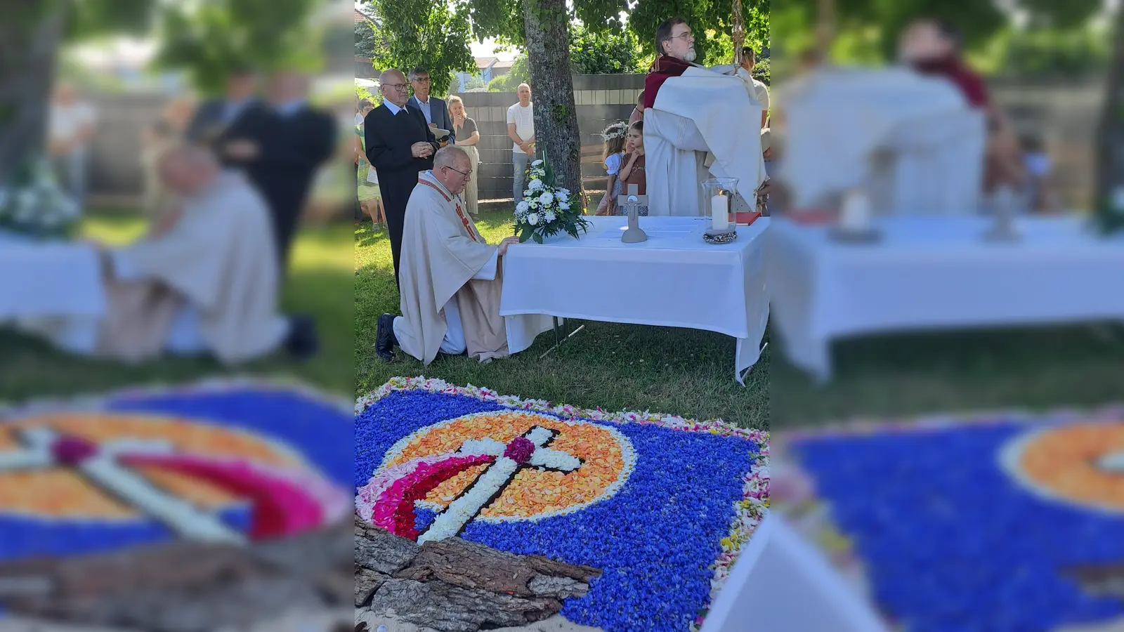 Diakon Franz-Josef Reck (mit der Monstranz) und Pater Edward Lipiec (kniend) beim Altar der Vereine. Der Blumenteppich vor dem Altar trug hier das Motto „Wir können den Wind nicht ändern, aber die Segel anders setzen“. (Bild: Sonja Müller)