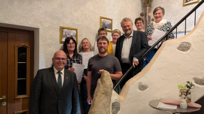 Bürgermeister Klaus Meyer, OGV-Vorstand Patrick Schön und Gastredner Friedhelm Haun gratulieren den langjährigen Mitgliedern zu ihren Auszeichnungen in Bronze, Silber und Gold. (Bild: Patrick Schön)