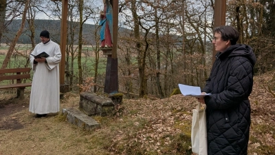Abschlussgebet bei der Kreuzigungsgruppe. (Bild: Kurt Koppmann)
