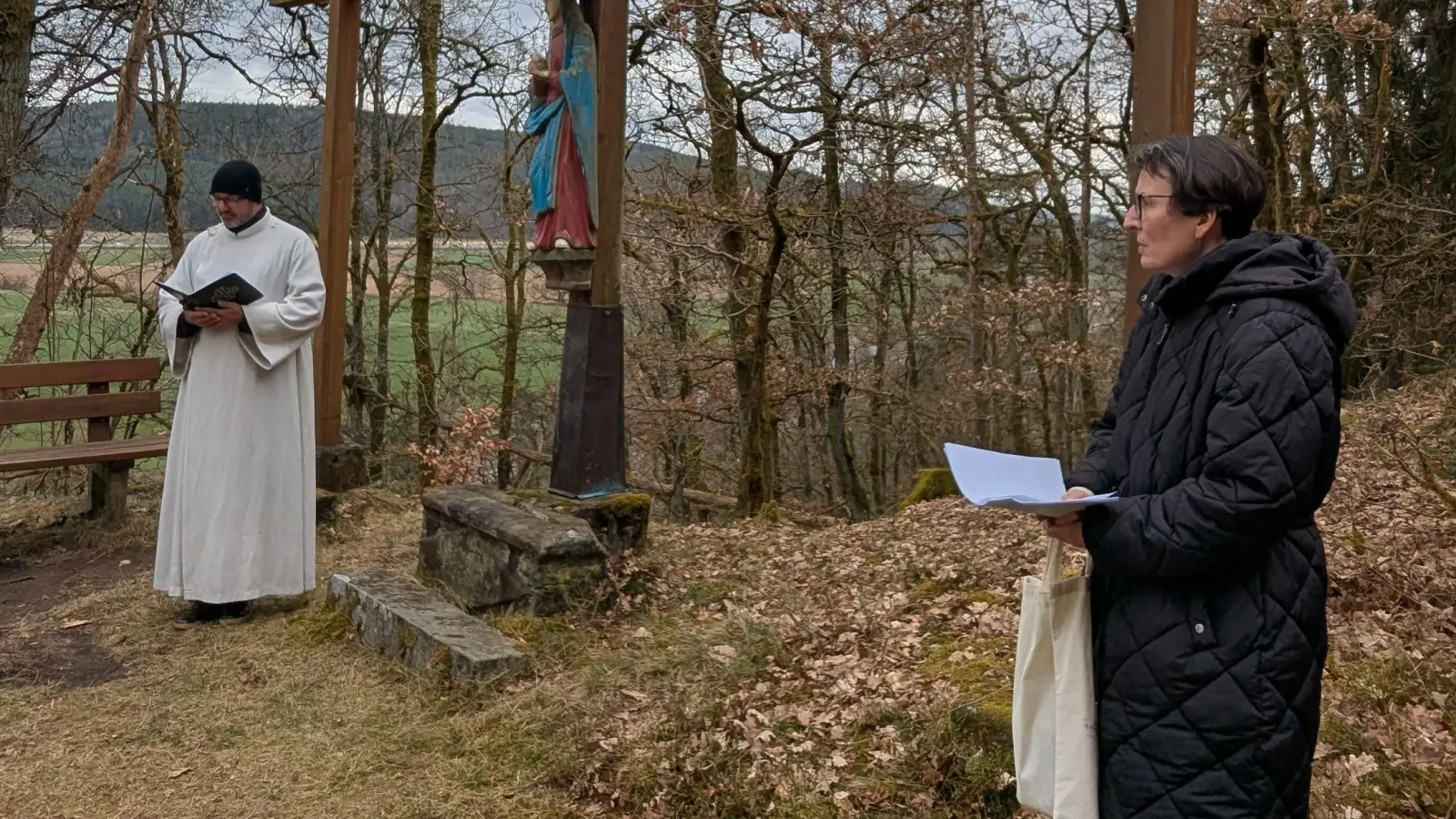 Abschlussgebet bei der Kreuzigungsgruppe. (Bild: Kurt Koppmann)