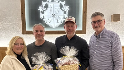 3. Bürgermeisterin Heidi Kühn und Ortsvorsitzender Hans Prechtl (rechts) überreichten an die ausgeschiedenen Gemeinderatsmitglieder Thomas Rohrwild und Gregor Bodensteiner (zweiter und dritter von links) einen Geschenkkorb. (Bild: Stefan Wittmann)