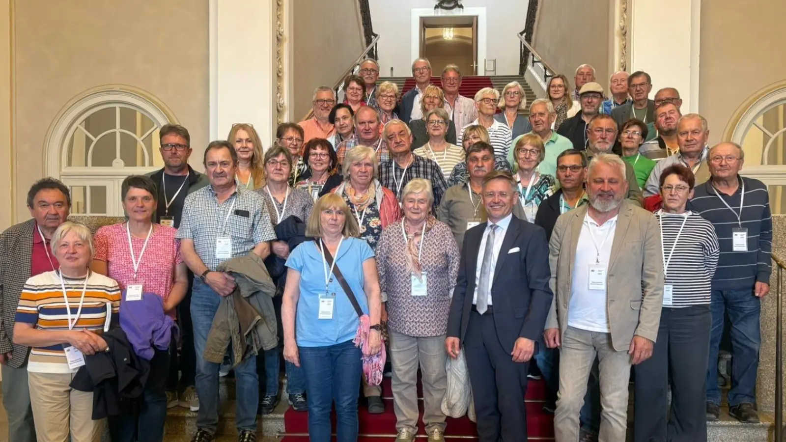 Bestens gelaunt stellte man sich zum Gruppenbild auf (Bild: Karlheinz Schultes)