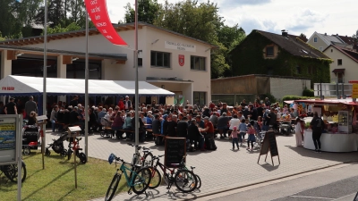 Das Feuerwehrareal an der Hirschwalder Straße verwandelte sich am Vatertag in ein Festgelände. (Bild: Michael Rabenhofer)