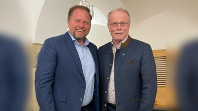 Vorsitzender Max Bindl gratulierte den Kreisvorsitzenden und designierten Landrat Hubert Schicker zum Wahlsieg und wünschte viel Kraft, Ausdauer und ein gutes Gespür für die neue Aufgabe. v.l. Hubert Schicker und Max Bindl  (Bild: Stefan Siller)