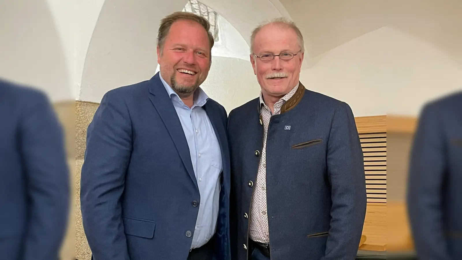 Vorsitzender Max Bindl gratulierte den Kreisvorsitzenden und designierten Landrat Hubert Schicker zum Wahlsieg und wünschte viel Kraft, Ausdauer und ein gutes Gespür für die neue Aufgabe. v.l. Hubert Schicker und Max Bindl  (Bild: Stefan Siller)