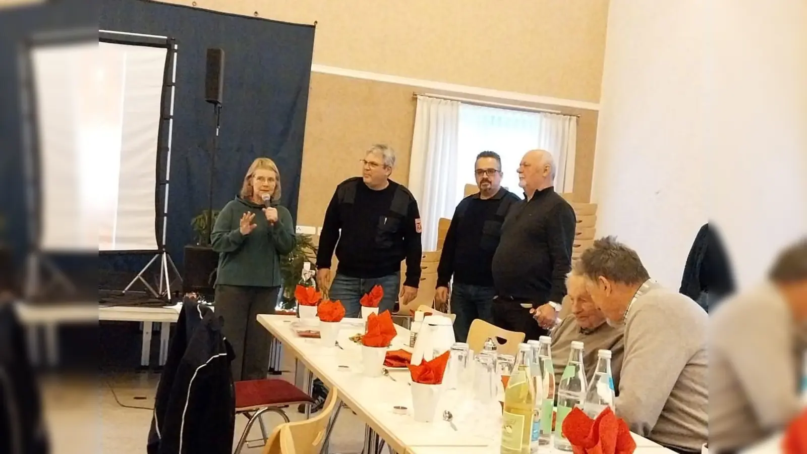 Zur Mitgliederversammlung hieß GeHiH-Koordinatorin Elisabeth Gottsche ( v.li.) die Führungskräfte der Feuerwehr Stefan Lautner und Peter Silber und den ehemaligen Seniorenbeauftragten Gerd Retzer willkommen. Retzer hatte die Veranstaltung arrangiert.  (Bild: Anett Vogel)