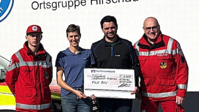 Die Wasserwacht freut sich über jede finanzielle Unterstützung. Bei der symbolischen Scheckübergabe von rechts, der technische Leiter der Wasserwacht Hirschau, Michael Schmid, Geschäftsführer Kilian Falk, Kathrin Falk und Johannes Zach. (Bild: Fritz Dietl)