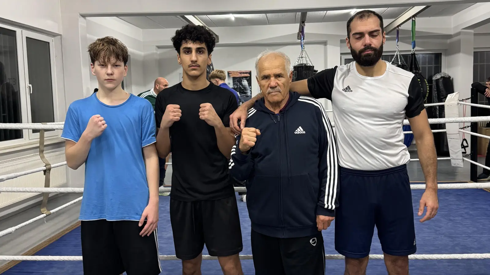 Das erfolgreiche Trio mit Trainer Achmed Göksu. Von links: Maxim Semeniuk, Soraj Ferman und Muhammed Coskun (Bild: Manuel Propp)