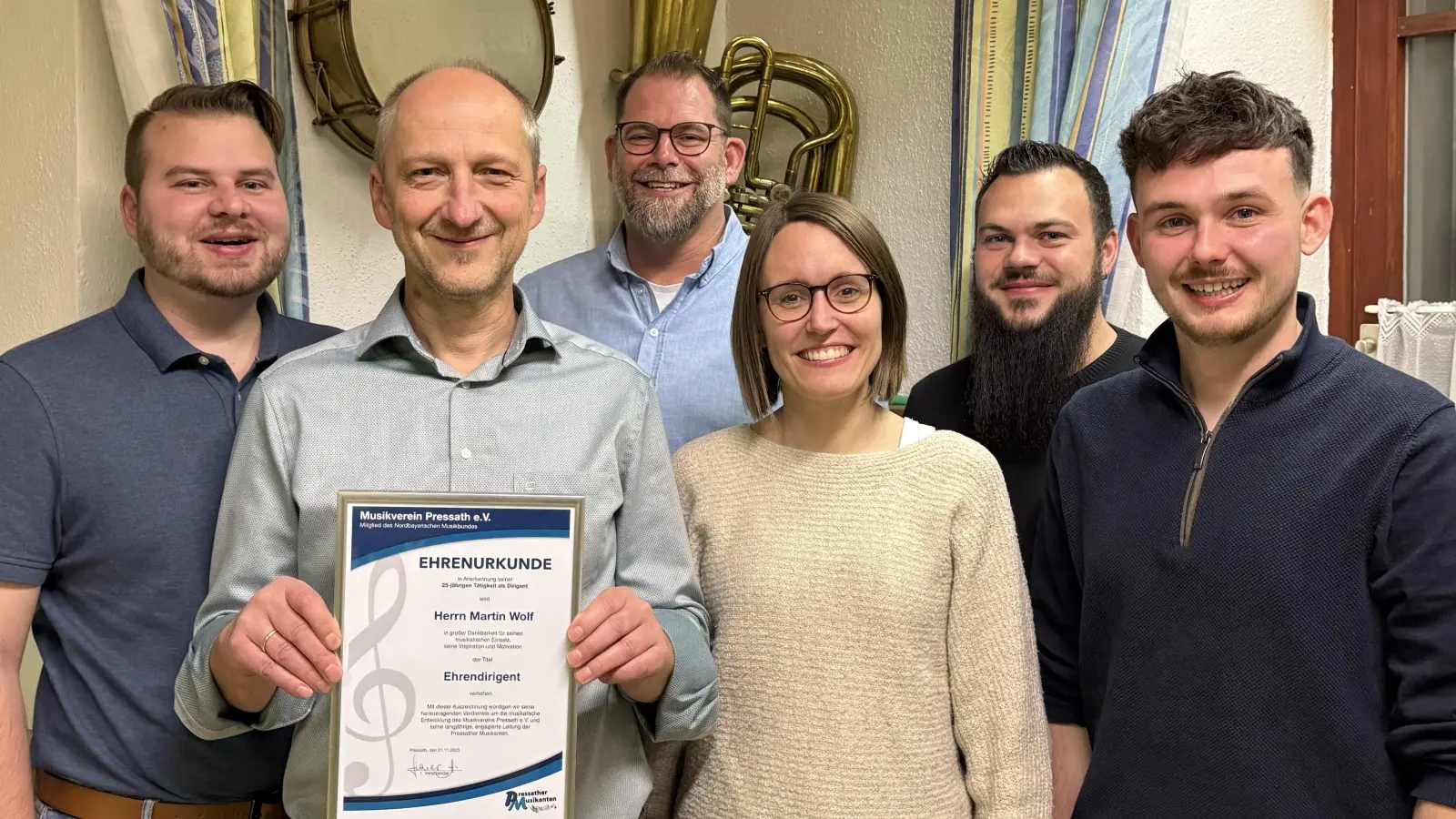 Die neugewählte Vorstandschaft mit ihrem frisch ernannten Ehrenmitglied; v. l. n. r.: Luca Hennemann, Martin Wolf, Andreas Kiener, Sonja Kiener, Matthias Roith, Marius Koslowski. (Bild: Andreas Kiener)