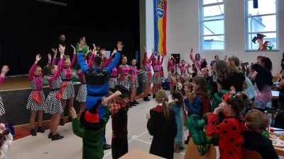 Einer der vielen Höhepunkte war der Auftritt der Tanzgruppe der Arbeiterwohlfahrt „Grün-Weiß“ aus Oberviechtach. (Bild: Daniel Biermeier)