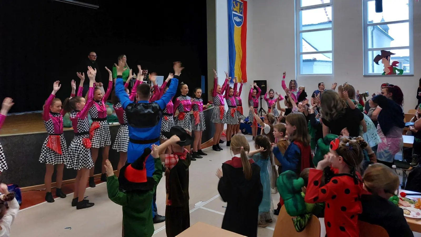 Einer der vielen Höhepunkte war der Auftritt der Tanzgruppe der Arbeiterwohlfahrt „Grün-Weiß“ aus Oberviechtach. (Bild: Daniel Biermeier)