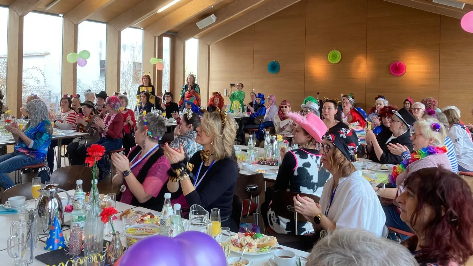Gut gefüllter Pfarrsaal und beste Stimmung beim Frauenbund Vilseck (Bild: Claudia Ziegler)