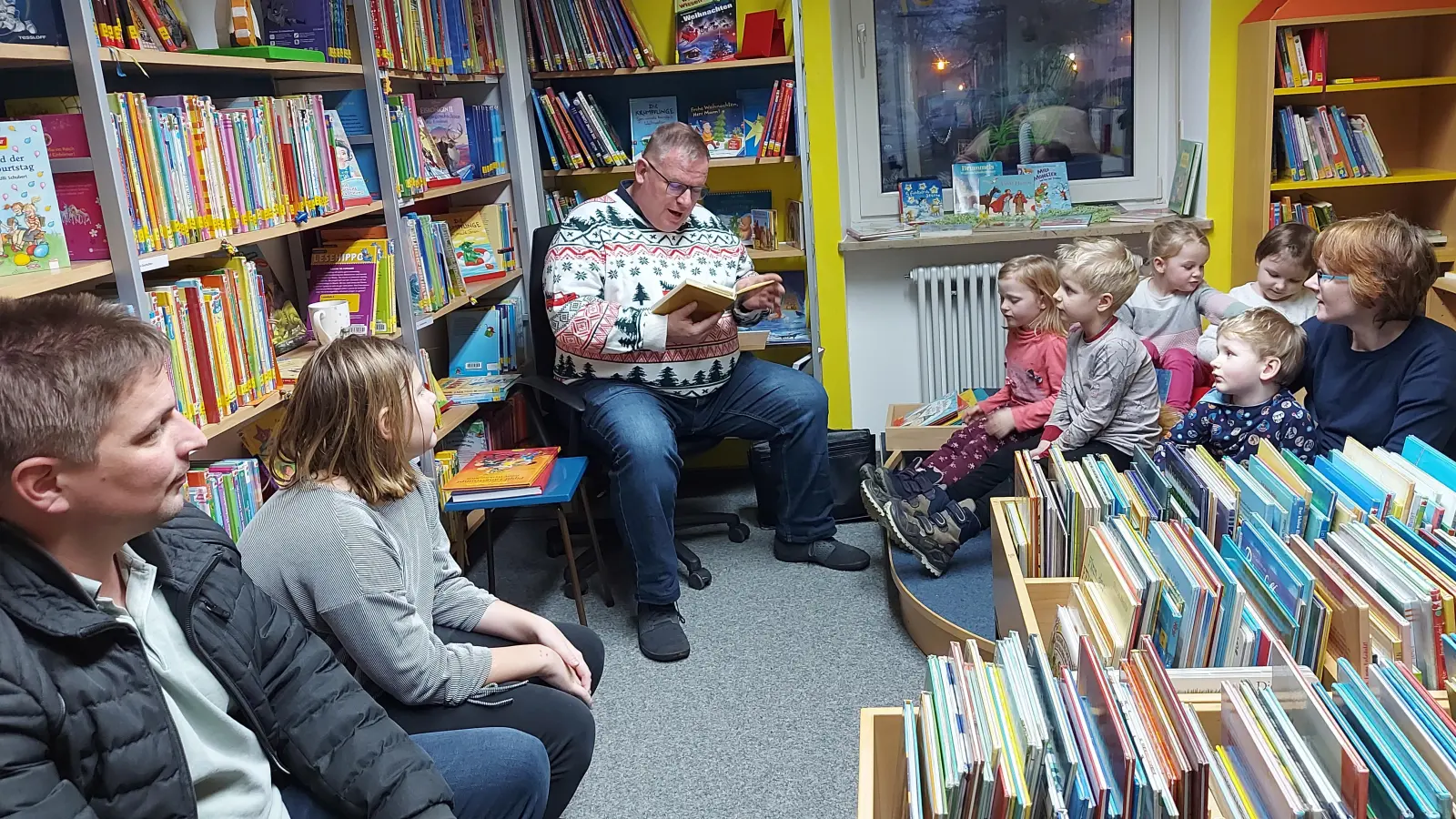 Pfarrer Thomas Berthold liest weihnachtliche Geschichten von Astrid Lindgren (Bild: Anita Benkhardt)