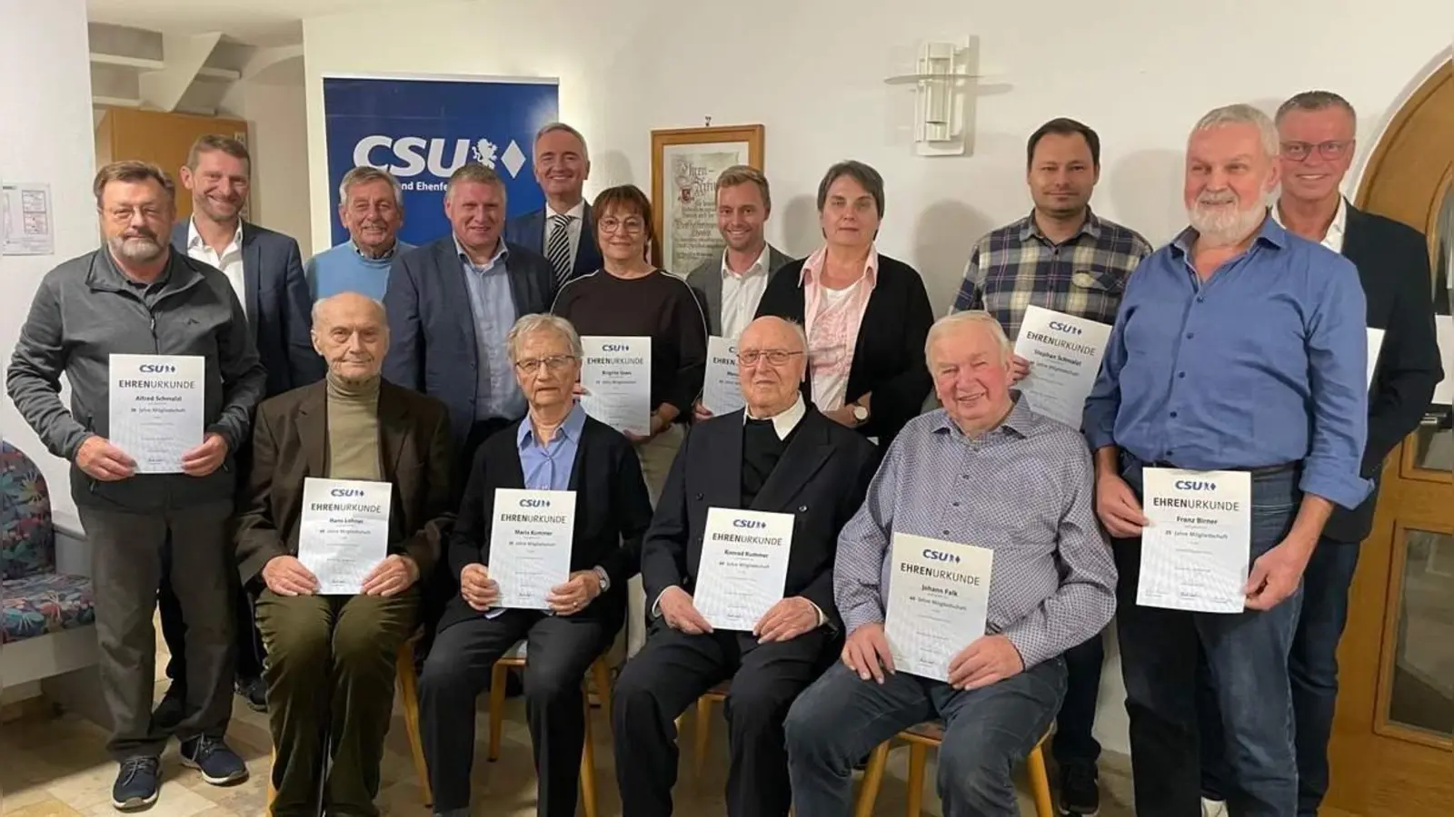 Beim Ehrungsabend der CSU Ehenfeld wurden zahlreiche Mitglieder ausgezeichnet. Sitzend von links: Hans Lohner, Maria Kummer, Pfarrer Konrad Kummer, Johann Falk, stehend von links: Christian Gnan, Werner Schulz, Martin Merkl, MdL Harald Schwartz, Brigitte Gnan, Manuel Falk, Gertrud Kustner, Stephan Schmalzl, Bürgermeister Hermann Falk und Franz Birner. (Bild: Sabine Siegler)