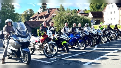 Zur gemeinsamen Abfahrt trafen sich die Motorradfahrer am Schulplatz in Illschwang. (Bild: Norbert Weis)