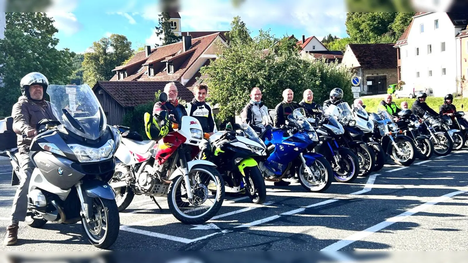 Zur gemeinsamen Abfahrt trafen sich die Motorradfahrer am Schulplatz in Illschwang. (Bild: Norbert Weis)