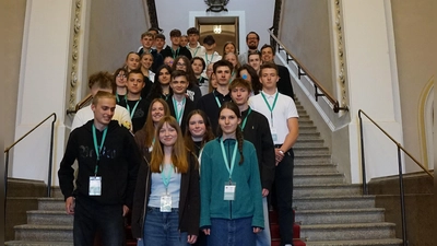 Die HCA-Schüler auf der Treppe des Maximilianeums. (Bild: Tobias Grieb)