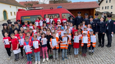 Die sichtlich stolzen Teilnehmer bei der Kinderflamme. (Bild: Josef Irlbacher)