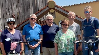 Kleine Radlergruppe des OWV Nabburg im urigen Biergarten Gasthaus Kellermann Zangenstein (Bild: Hans Rachwalik)