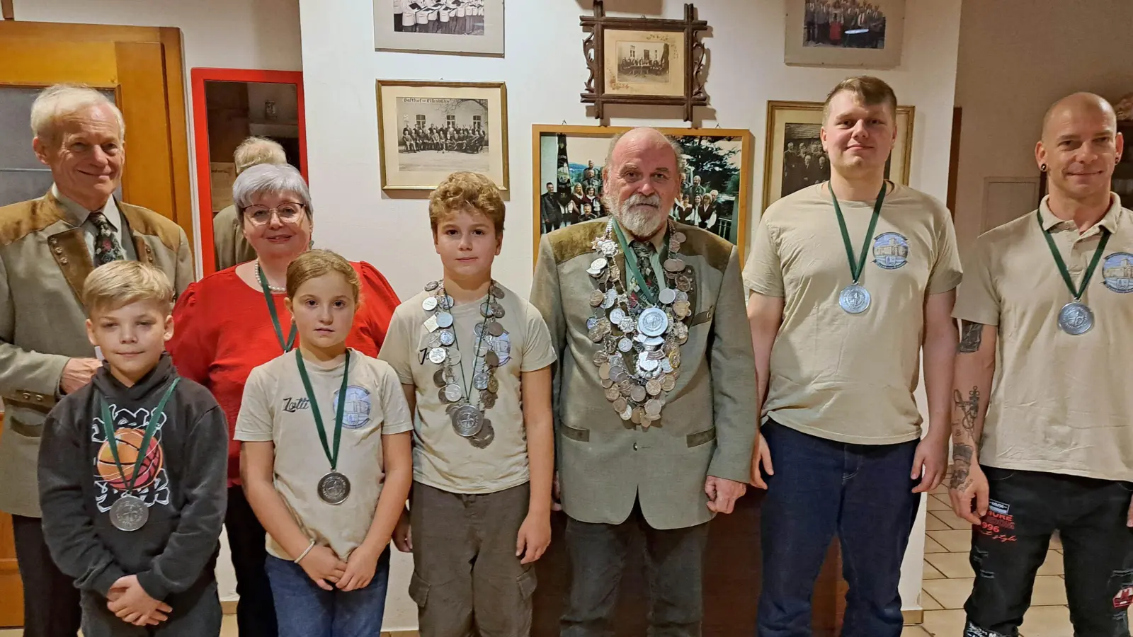 Josef Kurzwart heißt der neue Schützenkönig des Schützenvereins Wernberg-Köblitz, Jugendkönig ist Jonas Schaal. Unser Bild zeigt die neuen Würdenträger des Vereins mit Schützenmeister Johann Dotzler. (Bild: Lisa Weidner)
