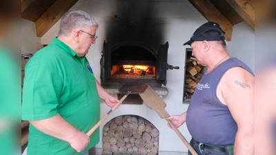  Schon jetzt werden die Vorbereitungen für das Jubiläums-Backofenfest am 1. August getroffen. Bachofenarte Thomas Buchner und Sigi Schell (von links) sind bestens gerüstet. (Bild: Fred Lehner)