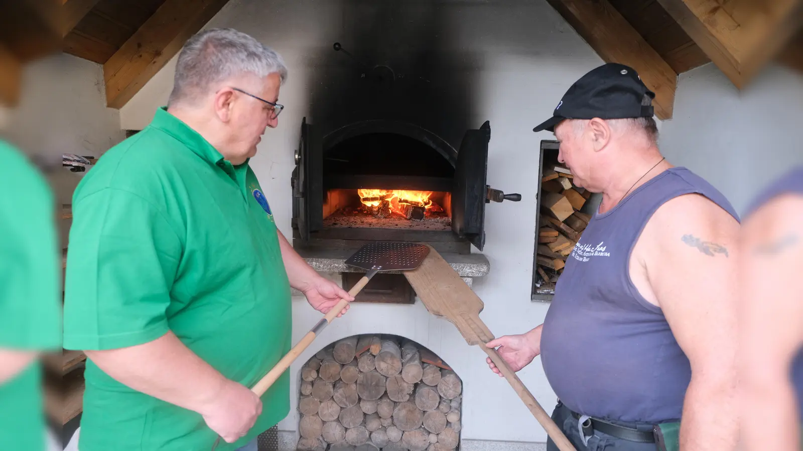  Schon jetzt werden die Vorbereitungen für das Jubiläums-Backofenfest am 1. August getroffen. Bachofenarte Thomas Buchner und Sigi Schell (von links) sind bestens gerüstet. (Bild: Fred Lehner)