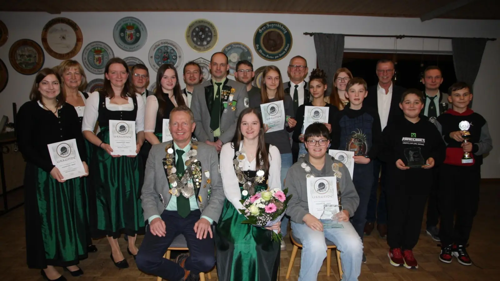 Ihre neuen Würdenträger und Vereinsmeister küren die Hüttenschützen Massenricht (sitzend, von links): Schützenkönig Martin Rumpler, Liesl Silke Reichl und Jugendkönig Leon Trummer. (Bild: Valentin Rumpler)