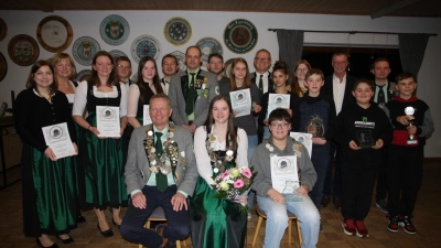 Ihre neuen Würdenträger und Vereinsmeister küren die Hüttenschützen Massenricht (sitzend, von links): Schützenkönig Martin Rumpler, Liesl Silke Reichl und Jugendkönig Leon Trummer. (Bild: Valentin Rumpler)