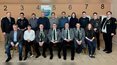 Die neu gewählte Vorstandschaft des Schützenverein 1884 Eslarn<br>Erster Bürgermeister Reiner Gäbl (sitzend, links), Zweiter Bürgermeister Thomas Kleber (stehend, links) und Erster Gauschützenmeister Stefan Brandmiller (stehend, rechts) gratulieren den neuen Schützenmeistern Dominik Brenner (sitzend, mitte) und Karl Bauriedl (sitzend, dritter von links) (Bild: Dominik Brenner)