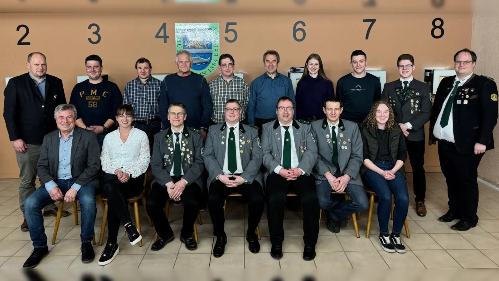 Die neu gewählte Vorstandschaft des Schützenverein 1884 Eslarn<br>Erster Bürgermeister Reiner Gäbl (sitzend, links), Zweiter Bürgermeister Thomas Kleber (stehend, links) und Erster Gauschützenmeister Stefan Brandmiller (stehend, rechts) gratulieren den neuen Schützenmeistern Dominik Brenner (sitzend, mitte) und Karl Bauriedl (sitzend, dritter von links) (Bild: Dominik Brenner)