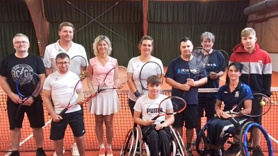 Mit fünf Doppel-Teams fand am Inklusionsstützpunkt Tennis in Mitterteich das erste und in der ganzen Region bilang einzige Unified-Turnier statt. (Bild: Friedrich Wölfl)