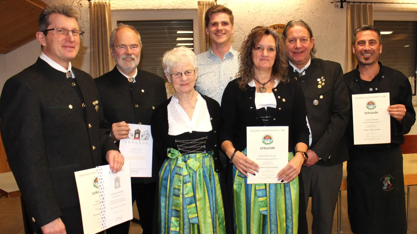 Geehrte Mitglieder (von links). Marcus Beier, Robert Seel, Christa Donhauser, Martin Fleischmann, Marion Berschneider, Oberschützenmeister Markus Böhm und Carmine Viteritti. (Bild: Werner Koller)