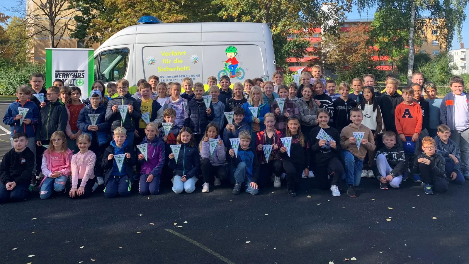 Die Viertklässler aus der Albert-Schweitzer-Schule sind stolz auf ihre Wimpel.  (Bild: Marion Weigl/exb)
