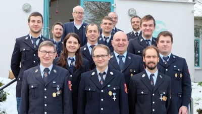 Die erfolgreichen Leistungsabzeichenträger: letzte Reihe v. li: Bürgermeister Lindner, Thomas Schober, KBI Iberer. <br>Reihen vorher v.li: Niko Zagel, Christian Schmalzl, Lena Schmalzl, Sebastian Hubmann, Gerhard Hiltel, Alexander Schmalzl, Christoph Ertl, Kommandant Leopold Schmalzl. Erste Reihe v. li.: Josef Winter, Martin Kohl, Manuel Hubmann (Bild: Markus Hubmann)